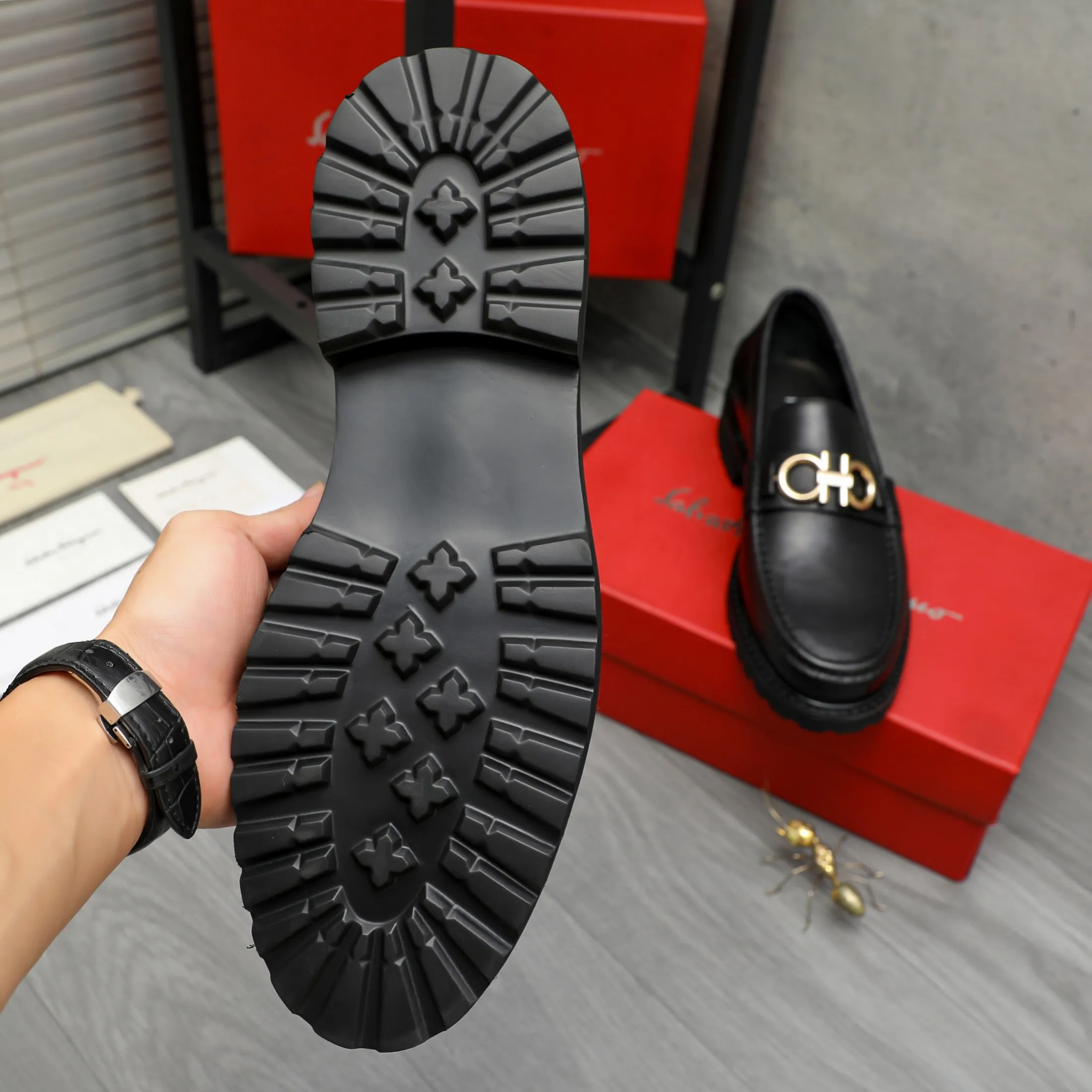 Men's shoes 💰442 Product trademark: Ferragamo "Ferragamo" business formal leather shoes Regular size: 38-46 (45.46 custom-made and non-refundable) Product materials: Selected high-quality cowhide upper, cowhide lining, non-slip rubber outsole